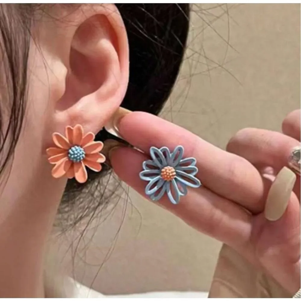 Mismatched Pierced Flower Earrings